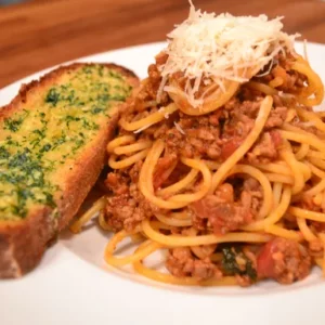 Spaghetti Bolognese w/ garlic bread